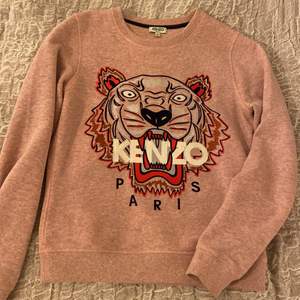 Säljer min sweatshirt från Kenzo som är försiktigt använd. Den har skötts väldigt väl och har inga som helst skador eller fläckar. Skriv privat för fler bilder! 800 kr + frakt 💕 den är köpt för 2100 kr. Kan mötas upp i Uppsala 
