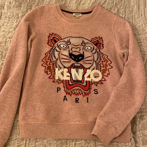 Kenzo Sweatshirt  - Säljer min sweatshirt från Kenzo som är försiktigt använd. Den har skötts väldigt väl och har inga som helst skador eller fläckar. Skriv privat för fler bilder! 800 kr + frakt 💕 den är köpt för 2100 kr. Kan mötas upp i Uppsala 