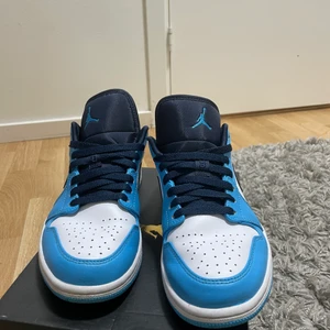 Jordan 1 low unc - Hej! Jag skulle vilja sälja mina skor de är använda men i super skick