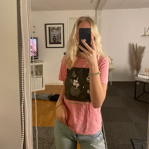 Disney T-Shirt - Säljer denna fina rosa Disney tröja Från Zara. 