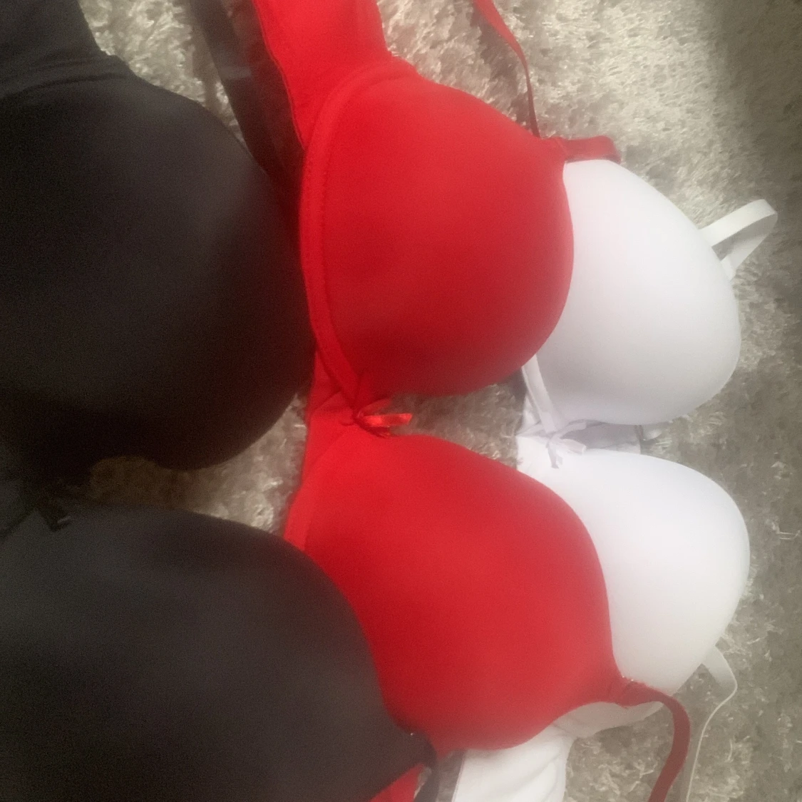 Dessa BH är 85C  - 90