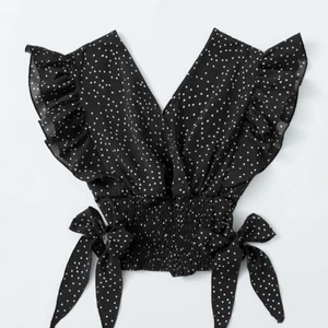 Blus - Jag säljer min fina topp-blus i storlek M. Men passar mig som är en S super bra. Sitter jätte fint vid bysten. Säljer då det tyvärr aldirg kommit något tillfälle till användning. Passar jätte fint till kostymbyxor, jeans eller kjol❤️ Skriv privat för mer information eller köpa direkt. Frakt 55kr. 