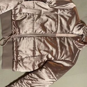 Rosa jacka strl XS - Fin rosa jacka i storlek XS. Säljes pga att den ej används längre. 