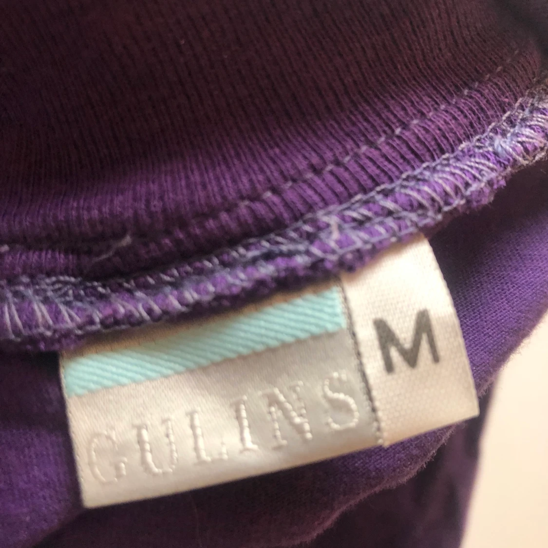 topp med puffärmar och slits - 91