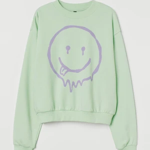 Mjukisdress - Ny, endast upptvättad mintgröna mjukisdress från hm! Stl xs i tröja samt s i byxor. Första bild visar rättvisa för färgen (de andra bilderna tagen med blixt). 60kr exkl frakt! Samfraktar om fler plagg köpes!🌸🌸