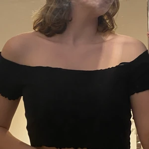 svart tshirt  - ribbad off the shoulder crop top från mobil tror jag :)