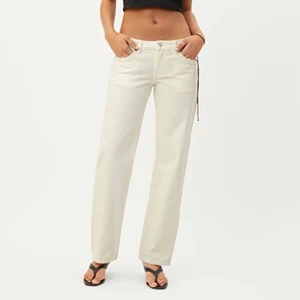 Vita jeans  - Vita lågmidjade jeans i modellen arrow från weekday. Använda en gång. Säljer då dem är för stora för mig i midjan. Storlek W28/L32😌