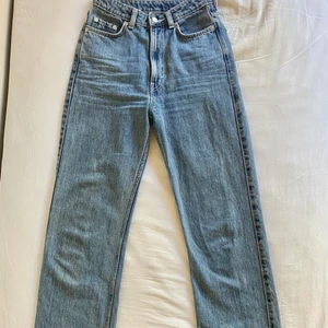Jeans från Weekday - High waist jeans från Weekday i modellen Rowe👖 Endast provade och i bra skick✨Skriv för fler bilder.