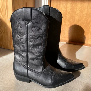 Cowboyboots  - Skiiitsnygga cowboyboots i storlek 38!! Har vanligtvis 38 men dom är för trånga framme i tån för mig så skulle säga att den känns mer som en 37a! Jag köpte dom på second hand så dom är väl använda och lite slitna i sömmarna som det syns på bilderna! Köp köp köp dom🤠🤠🤠