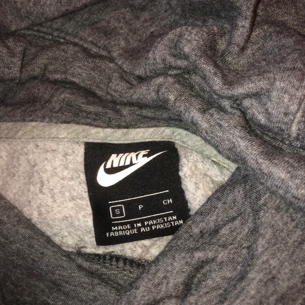 Mörk grå Nike Hoodie som är använt några gånger, passar bra för både  storlek S/M , den är mjuk o varm att ha på sig🤎. Hoodies.