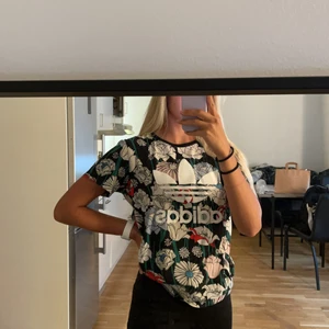 Adidas T-shirt - Snygg T-shirt! Storlek xs, lite oversized✨ fint skick, använd Max 5 gånger