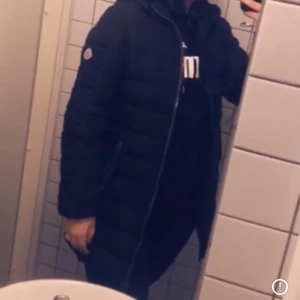 MONCLER vinterjacka  - Jag säljer nu min favorit jacka som jag har nu haft ett tag, den är fortfarande i bra skicka endast att vid högra fickan så är det ett hål men annars funkar allt superbra. Går att fixa hos skräddaren om man vill. Jag använde den under vintern då den är rätt varm.