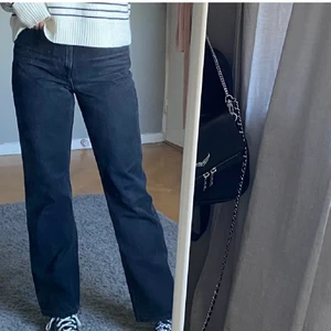 Weekday jeans - Svart jeans från weekday. Storlek 25/32💖💖 passar dock större eftersom dem är lite stora på mig som brukar ha den storleken. modellen rowe, färg echo black. köparen står för frakten. 