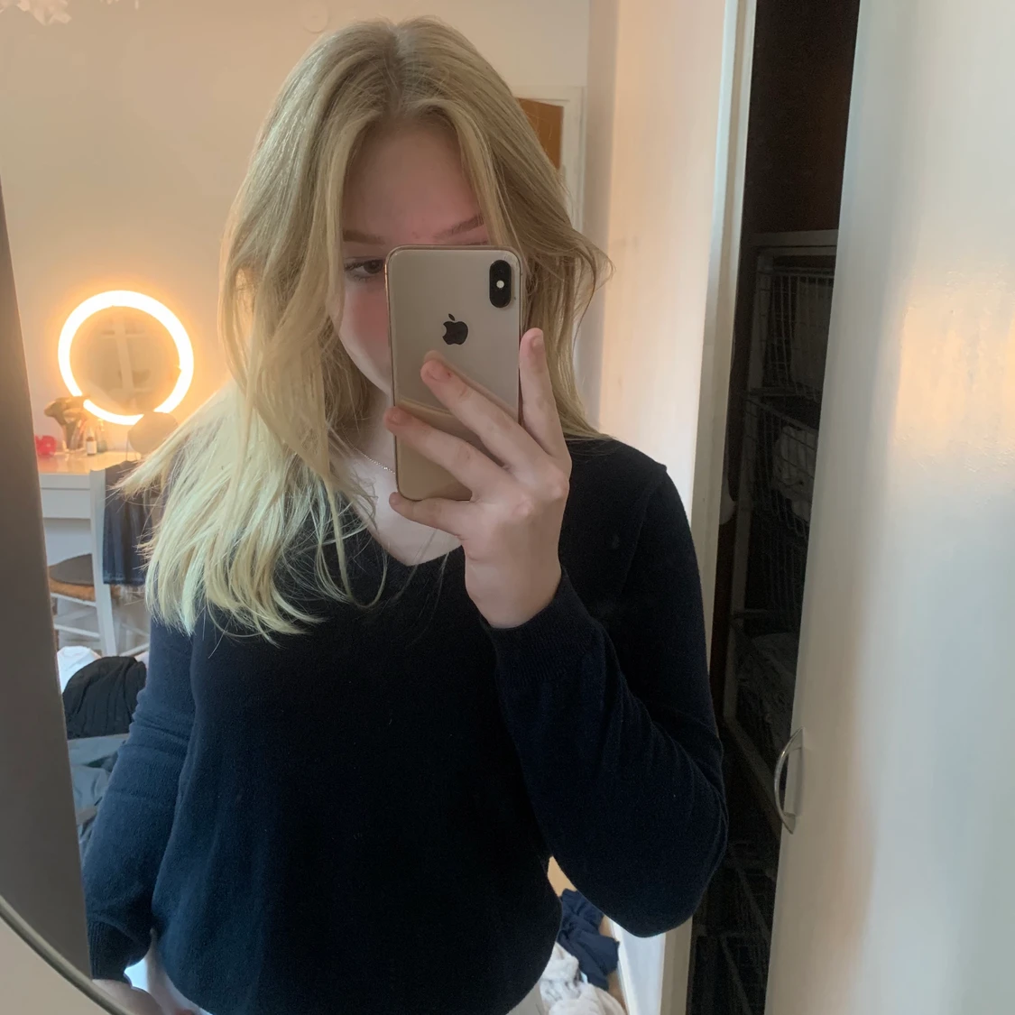 Mörkblå stickad tröja 