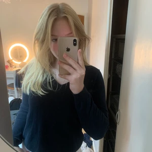 Mörkblå stickad tröja  - Jättefin v-ringad mörkblå stickad tröja💫  Väldigt bra skick, pris+frakt 💕