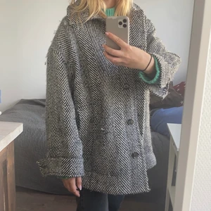 Oversized kappa Weekday - Älskar egentligen denna kappan men använder den knappt. Skitsnygg till oversized huddies!!!!                Köpt för 1 000kr för ett år sedan i Stockholm.                   Jag är en S/M i storleken!                                                 Priset går att diskutera lite!