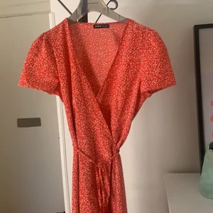 Klänning - Supersöt klänning från SHEIN som sitter fint på! Lite liten på mig bara därför den säljs, passar en S/M