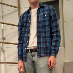 Rutig skjorta - Säljer min skjorta då jag växt ur den. Lite skater stil med en najs blå färg. Passar till ett par najs jeans och vit t-shirt. Köparen betalar frakt
