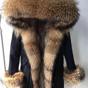 Pälsjacka  - Jackan är använd endast en vinter. Helt ny skick. Inga skador eller tecken. Säljer den för söker en ny vinterjacka. Vid intresse kontakta mig. Köpt för 3000kr Förhandlar pris!