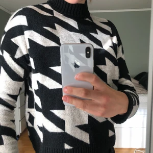 Stickadtröja, black/beige - Säljer denna super sköna stickade tröjan då jag använder den för lite. I bra skick utan några defekter. Passar perfekt till hösten! Passar såväl 36 som 38. Köpare står för frakten.