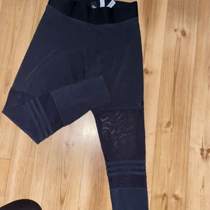 Adidas tights - Adidas tights i delvis mesch tyg. Fint använt skick, inget att anmärka på! Stl m. 40kr🌸
