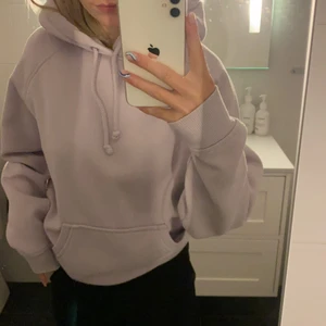 Lila hoddie  - Säljer den här pastell lila hoddien från bikbok för 100kr. Storlek XS men skulle säga att den passar S bra också. Skriv för föer bilder. Köparen står för frakt. 