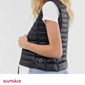 Väst - Säljer denna fina väst från mango då den har blivit för liten för mig☺️ Den är i ett bra skick och helt slutsåld överallt✨ 200 plus frakt