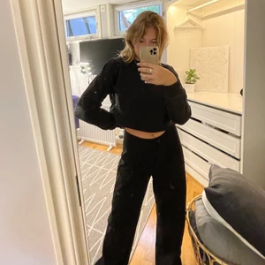 🖤svart sweater  - Svart sweatshirt från NA-KD i st S🖤 frakt tillkommer på 66kr spårbar!