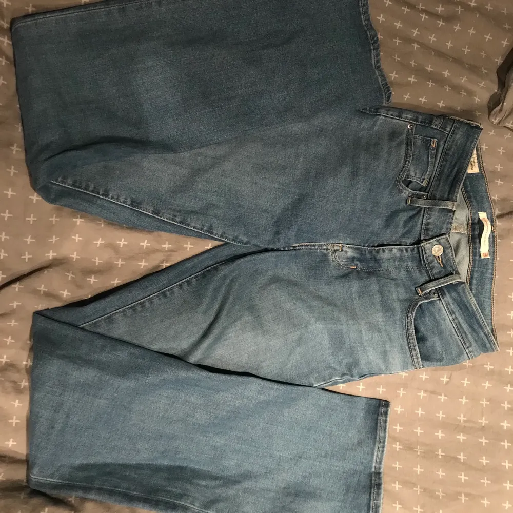 Mina högmidjde bootcut Levis jeans som jag bara andvänt några få gånger! Som nya. Jeans & Byxor.