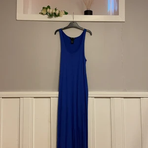 Mörkblå långklänning strl S - Långklänning i skönt tyg. Figurnära. Väldigt fint skick!