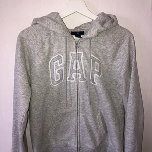 Gap luvtröja  - En mysig grå luvtröja från GAP använd fåtal gånger. Storlek M men passar på S också