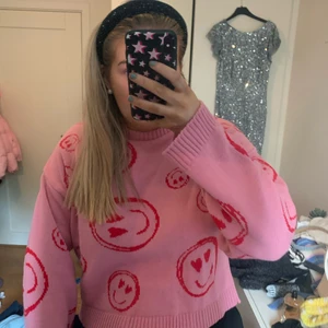 Smiley tröja  - INTRESSEKOLL på min rosa tröja med smileys på. Jättefin och endast använd 1 gång, funderar därför på att sälja. 💙 Utgått ur sortiment från ASOS och går därav ej att köpa längre. Storlek 38 men passar även en 36. Kan köpas direkt 