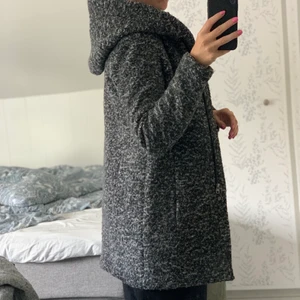 KAppa - Varm jacka som funkar bra till hösten och vintern. Har en stor och mysig luva. Köpt för ca 700