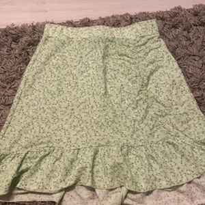 Grön kjol - Säljer en likadan i blå, kolla min Plick. Köpt för 249 knappt använd, säljer väldigt billigt så jag vill rensa massa i garderoben. Kolla snälla in mer av mina saker pris kan oftast diskuteras🤍🤍