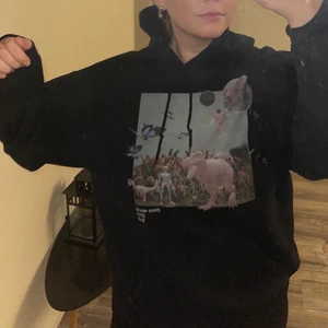 Hoodie från BRANDOFROSES - hoodie från brand of roses, köpt 2019 så hoodin säljs nog inte på hemsidan längre. Trycket är lite ”grumligt” men trycket var i samma skick som när jag fick hem den & är inte så mycket använd! ❤️ Säljer för 100 (köparen står för frakten) är i storlek Large.