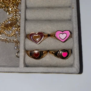 Ringar  - Hej!! Säljer dessa fina ringar som är helt onvända🥰 Skulle passa någon i st S-M i ring st ❤️ Köp en ring för 35kr alla för 80kr 