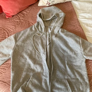 Hoodie - Grå hoodie med luva. Oversized. Aldrig använd så den är i ett bra skick. Stor i storleken så den passar allt från XS, S, M och även L skulle jag tro. (Du betalar priset +frakten)