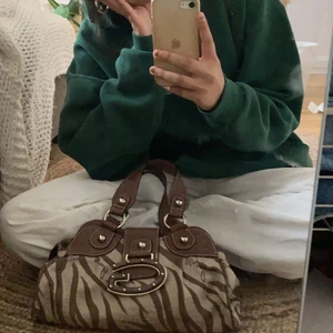 Guess väska - INTRESSEKOLL❤️Jätte fin äkta guess väska som inte kommer till användning mer, buda i kommentera❤️