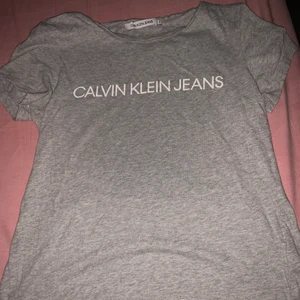 T-shirt - Trodde den skulle komma till användning, därav säljer jag den. Väldigt fin annars💕