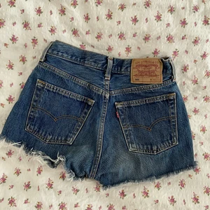 Levis shorts  - Ett par jeans jag klippt till short, det är W28 på dessa och passar mig som har EU34/36 i storlek på jeans i vanliga fall! De är väldigt korta - jag är 1.64 lång, kolla de två sista bilderna för att se hur de sitter på mig.