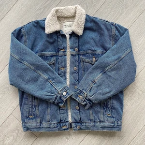 Fodrad Jeansjacka - Säljer en fodrad jeansjacka. Nyskick i strl S. Köpare står för frakt🤠