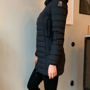 Parajumper Irene dunjacka S/M/L? - Jag söker någon som vill sälja sin parajumper Irene för rimligt pris runt ( 1599kr) antingen blå,svart eller beige går bra. 