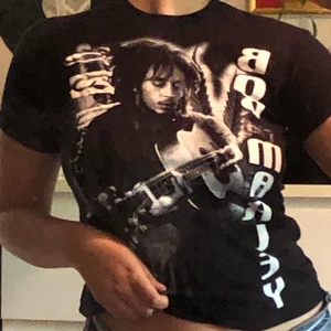 Bob Marley band tröja - Säljer denna super snygga Bob Marley baby tee! Den är inte använd och i ett relativt stretchigt material. Om många är intresserade blir de budgivning!
