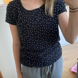 Så fin stjärn blus!!⭐️😻 - Jätte fin marinblå/vit stjärnmönstrad blus ifrån Only💓 den är i jätte fint skick och använd ca. 2 gånger 😻 kontakta mig vid frågor eller annat!! Frakten tillkommer!⭐️😻💓