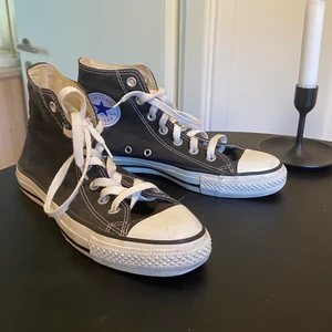 Converse - Svarta All Star Converse! Storlek 39. Alla ”metallhål” finns kvar. Inga hål. Men använda, så därav vissa defekter (se bilder!). Skriv om du har några frågor eller funderingar ☺️