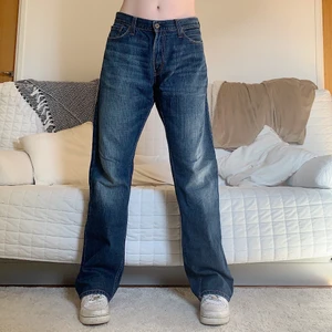 Baggy Levis 514 - Säljer dessa supercoola Levis i storlek W34L32! 93cm midja, 82cm innerbenslängd💖 Jag på bilderna är 172cm och brukar ha storlek 38/W28/S-M❤️