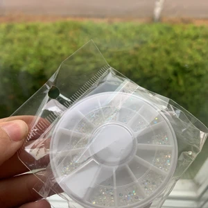 Nagelstenar - Små stenar man kan använda till dekoration allt från tandsmycke till naglar. Aldrig använda 