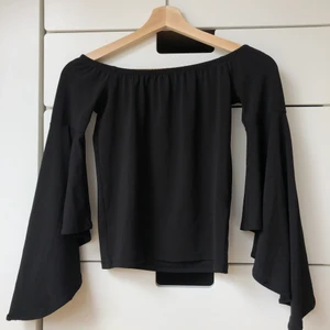 Off shoulder - Off shoulder topp från Gina, sitter perfekt tight på mig som har S/M, mycket stretch i den. PM för frågor/bilder 🥰