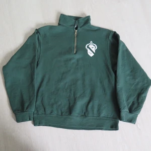 grön halfzip - Grön half-zip strl S. Passar bra som oversize om man har mindre strl :) 66 kr spårbar frakt.  Skicka meddelande vid frågor/fler bilder!  Notera att små defekter kan finnas då den inte är ny. Större brister nämns tydligt i annonsen/visas på bild. OBS! Bud är bindande!!!!!!! 
