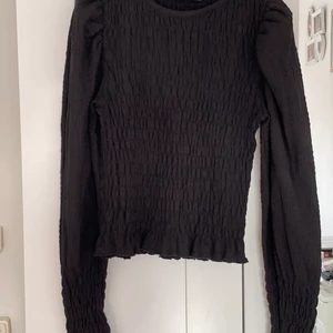 Två toppar - En vit och en svart topp från Gina tricot. En är i storleken S och den andra i M. Säljs tillsammans för 50kr eller separat för 35kr/st